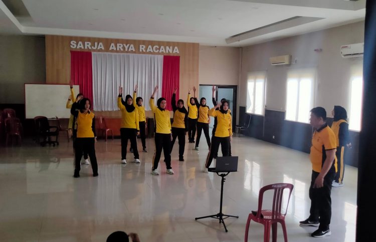 Jelang Lomba, Polwan Polres Purwakarta Latihan Senam Lalulintas