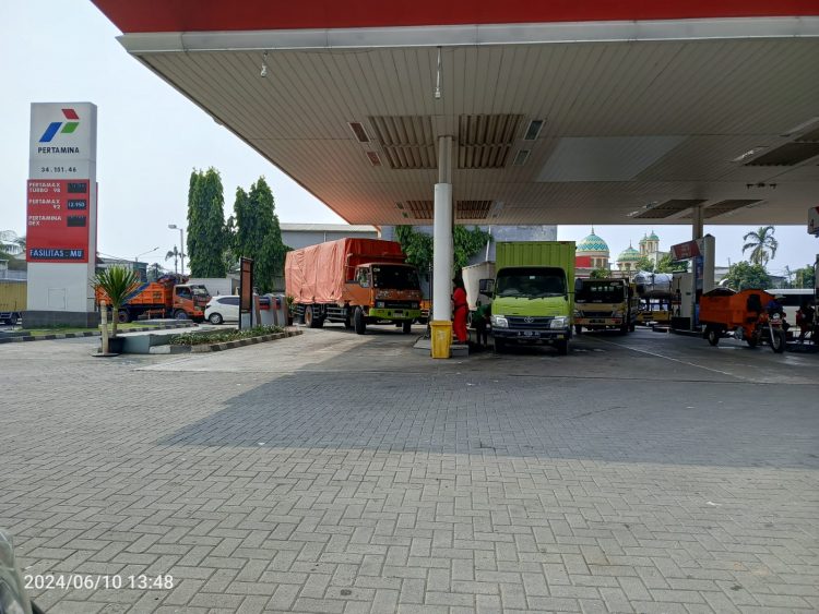 Antrian di SPBU Mengakibatkan Kemacetan Panjang