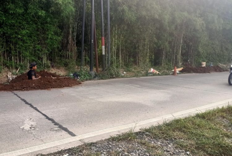 Diduga Proyek Galian Kabel Di Jalan Tapos Tigaraksa Belum Kantongi Izin