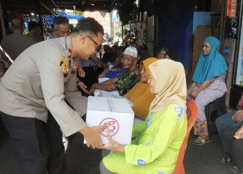HUT Bhayangkara ke-78: Polsek Metro Tamansari Bagikan 30 Paket Sembako
