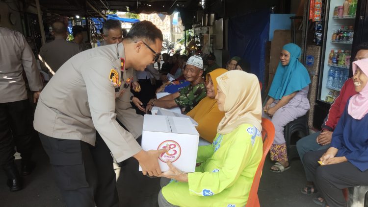 HUT Bhayangkara ke-78: Polsek Metro Tamansari Bagikan 30 Paket Sembako