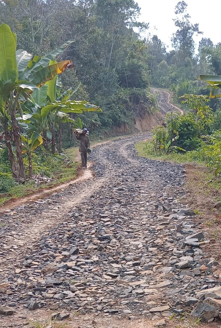Sungguh Sangat Miris, Proyek Jalan Pengerasan Diduga Dikerjakan Asal Jadi