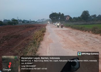 Jalan Dipenuhi Tanah Merah” Diduga Berasal Dari Aktivitas Pengurugan Truk Pengangkut Tanah Di Legok