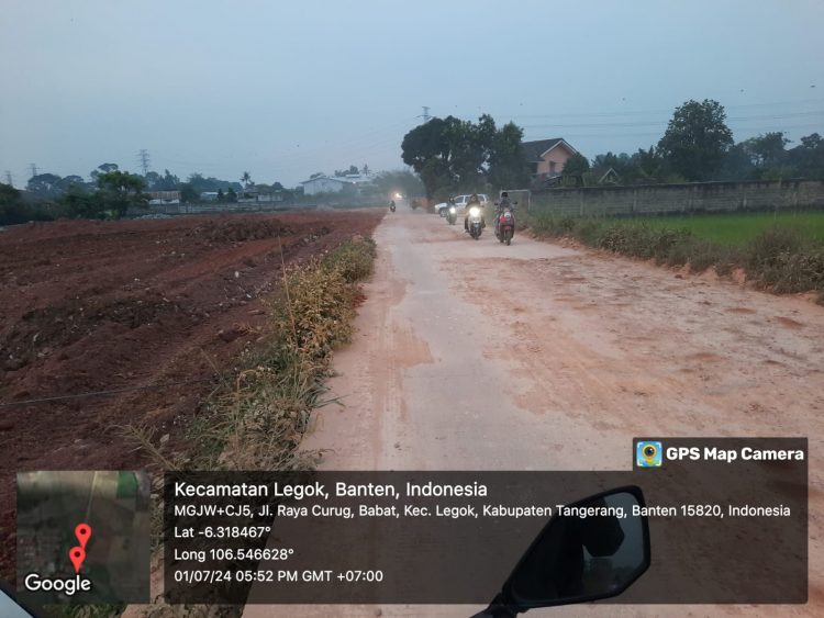 Jalan Dipenuhi Tanah Merah” Diduga Berasal Dari Aktivitas Pengurugan Truk Pengangkut Tanah Di Legok