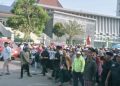 Ratusan Masyarakat kecamatan cimarga Geruduk kantor Bupati Lebak. Tuntut Tertibkan Pengusaha Galian Tambang Pasir Yang Mengakibatkan Jalan Licin Dan Becek