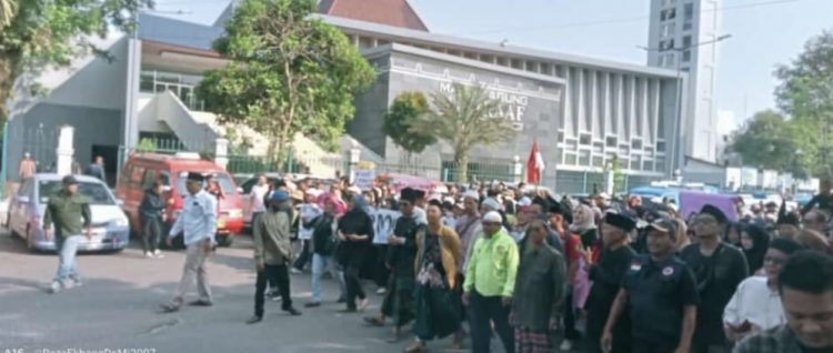 Ratusan Masyarakat kecamatan cimarga Geruduk kantor Bupati Lebak. Tuntut Tertibkan Pengusaha Galian Tambang Pasir Yang Mengakibatkan Jalan Licin Dan Becek