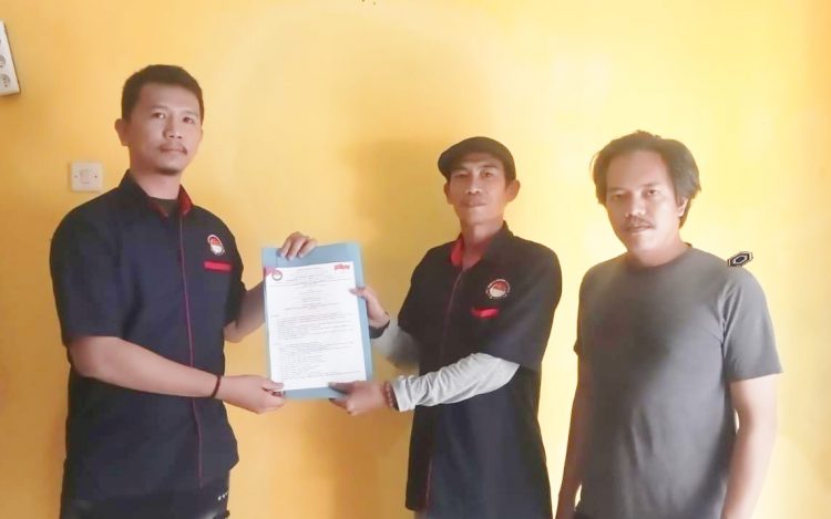 Ketua LSM PPUK DPD Banten ” Lakukan Penyerahan SK Kepada Pengurus DPC Kabupaten Tangerang Di Kantor LSM PPUK DPD Banten