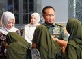 Tanda Rasa Syukur : Panglima TNI Beri Santunan Anak Yatim