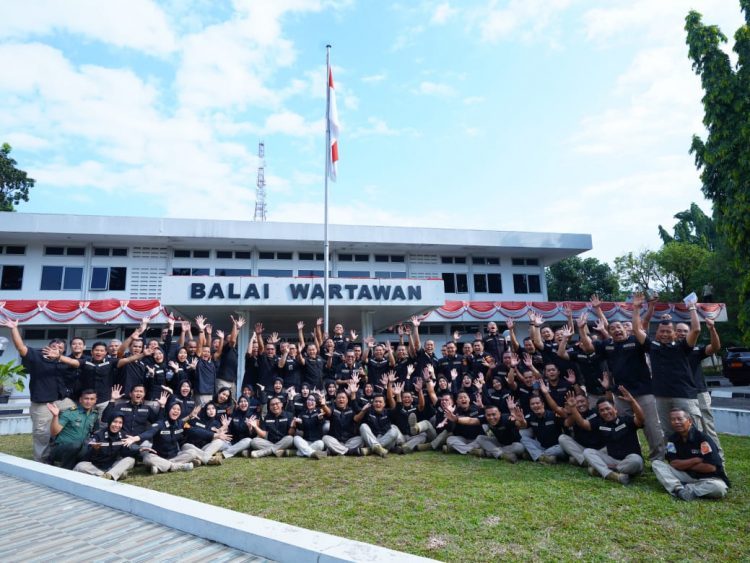 Di Penghujung Masa Jabatannya : Kapuspen TNI Gelar Gerak Jalan Santai Bersama Personel Puspen TNI