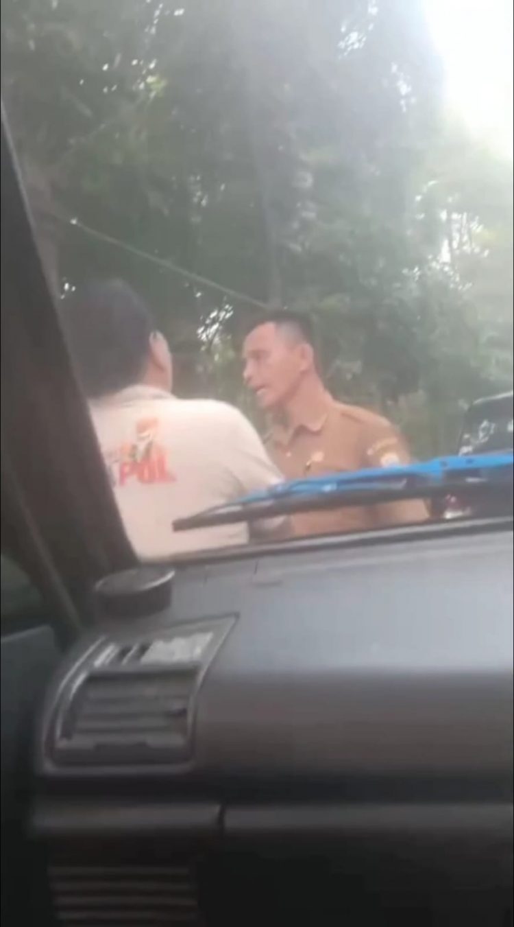 Diduga Wartawan Di Caci Maki Oleh Oknum Kepala Desa Karangnunggal Kecamatan Cirinten Sampai Di Lemparin Roko Yang Masih Menyalah