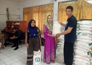 Pelayanan Penyaluran Beras 10 kg Berjalan Lancar di Kantor Pos Tigaraksa, Kabupaten Tangerang