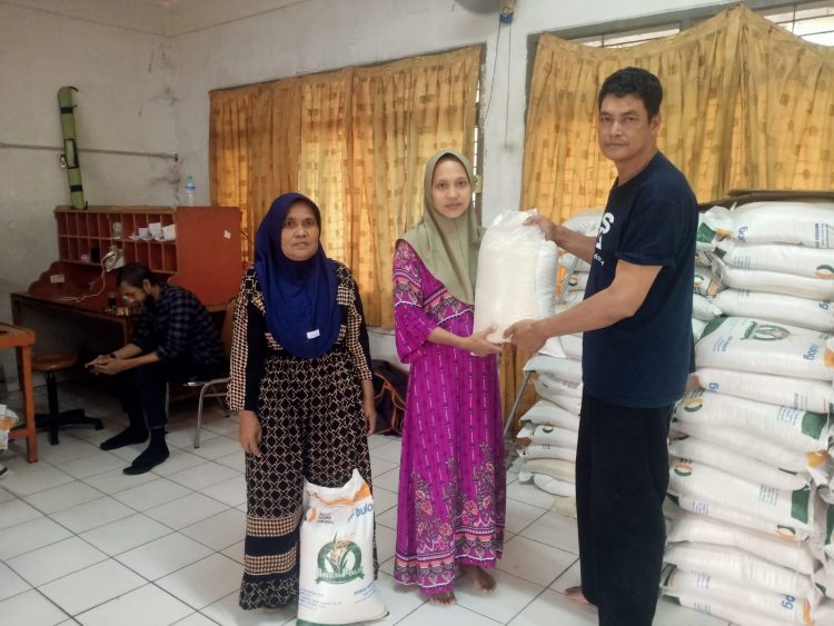 Pelayanan Penyaluran Beras 10 kg Berjalan Lancar di Kantor Pos Tigaraksa, Kabupaten Tangerang