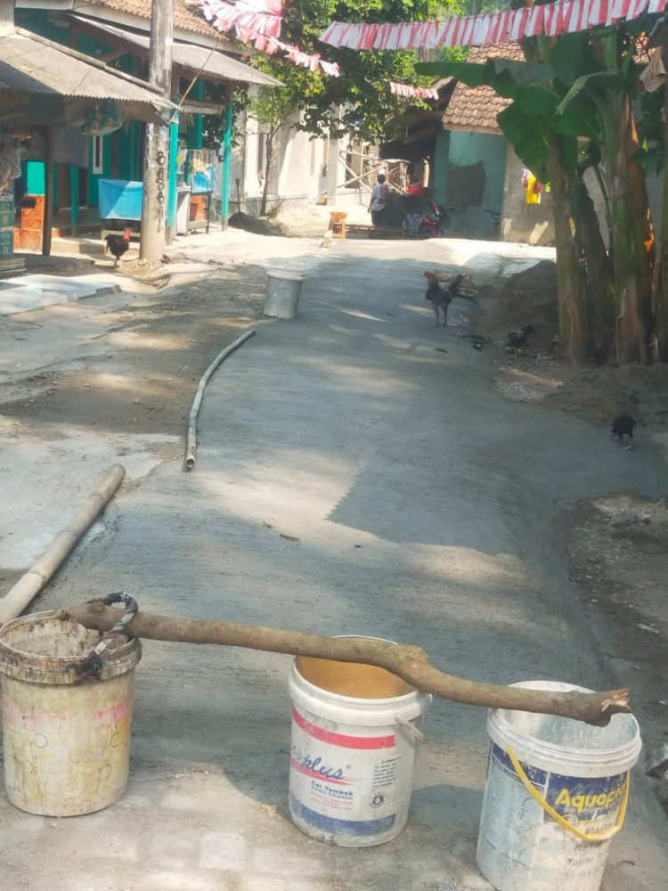 Antusias masyarakat Bergotong Royong Perbaiki Jalan Rusak Dikampung Balepunah