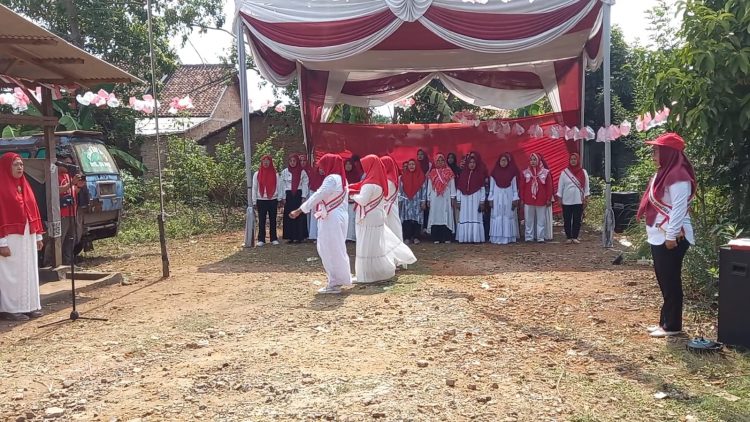 Peringati Hari Kemerdekaan, Ibu-Ibu Gelar Upacara Dalam Gang