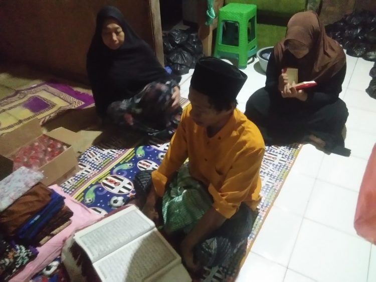 Pelaksanaan Tahlil 3 Hari : Almarhumah Rukiyah Binti Arto Jama’ah Hadir Bacakan Do’a Dan Dzikir