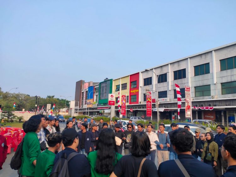 Tidak Di Temui Kapolres Metro Tangerang Kota, Mahasiswa Melalukan Aksi Bakar Ban