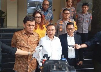 Wakil Ketua DPR Sufmi Dasco Ahmad Jenguk Peserta Aksi yang Diamankan di Polda Metro