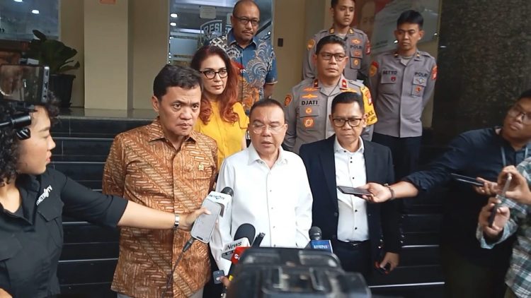 Wakil Ketua DPR Sufmi Dasco Ahmad Jenguk Peserta Aksi yang Diamankan di Polda Metro