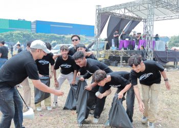 Perduli Permasalahan Sampah : Relawan Kawan Muda 17 pungut Sampah Pasca Deklarasi