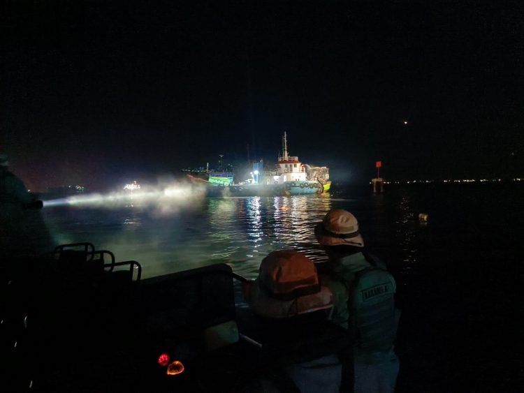 Bakamla RI : Amankan Kebakaran Kapal Nelayan di Dermaga Muara Baru