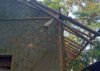 Miris, Ternyata Masih Ada Rumah Mirip Kandang Ayam Di Kampung Racapanjang Didesa Sangiang Tanjung