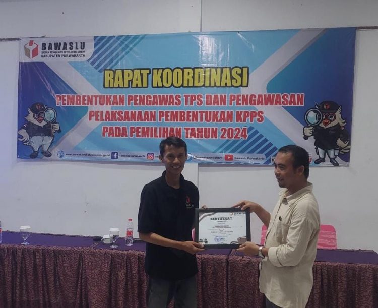 Selamat kepada Didin Wahidin, Staf Panwascam Kota, atas Penghargaan dari Bawaslu Kabupaten sebagai Pembuat Laporan Terapih 2024
