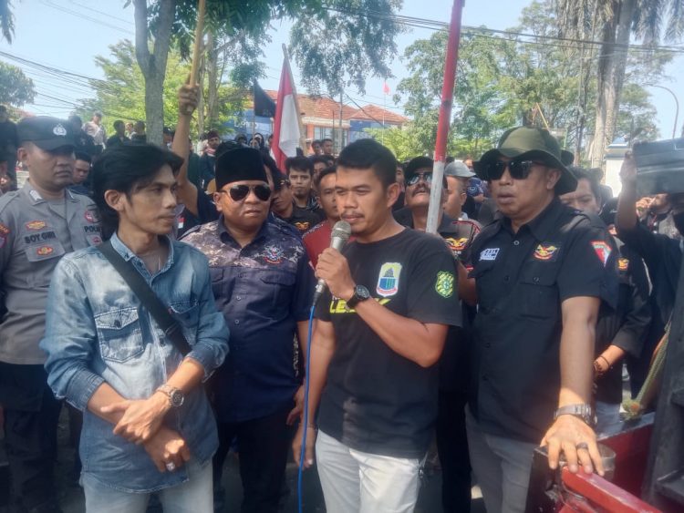 Pasukan Ormas GAIB 212 DPC Kabupaten Lebak Geruduk Kantor Dinas PUPR