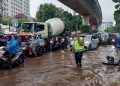 Kompol Yunita Natalia Rungkat Tetap Sigap Atur Lalu Lintas di Tengah Banjir Jakarta Selatan
