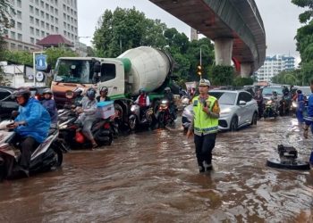 Kompol Yunita Natalia Rungkat Tetap Sigap Atur Lalu Lintas di Tengah Banjir Jakarta Selatan