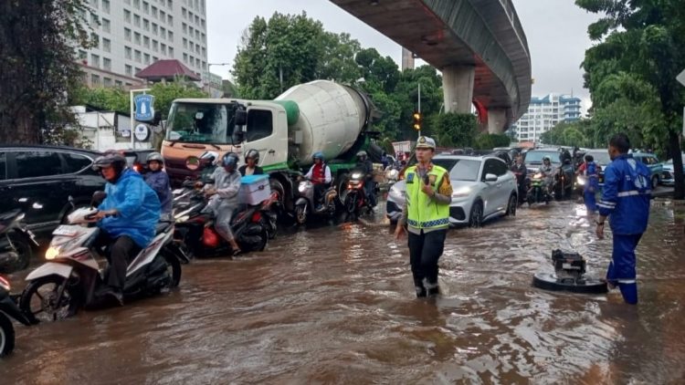 Kompol Yunita Natalia Rungkat Tetap Sigap Atur Lalu Lintas di Tengah Banjir Jakarta Selatan