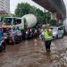 Kompol Yunita Natalia Rungkat Tetap Sigap Atur Lalu Lintas di Tengah Banjir Jakarta Selatan