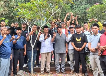 HORMATI JASA PAHLAWAN, SIMPATISAN PASLON PILKADA NO. 1, 2, 3, 4 ZIARAHI MAKAM TOKOH PENCIPTA LAMBANG PURWAKARTA