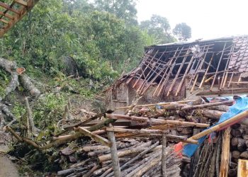 Kejadian Angin Puting beliung Di Sertai Badai Besar Terjadi Di Desa Cibarani Pada Siang Hari