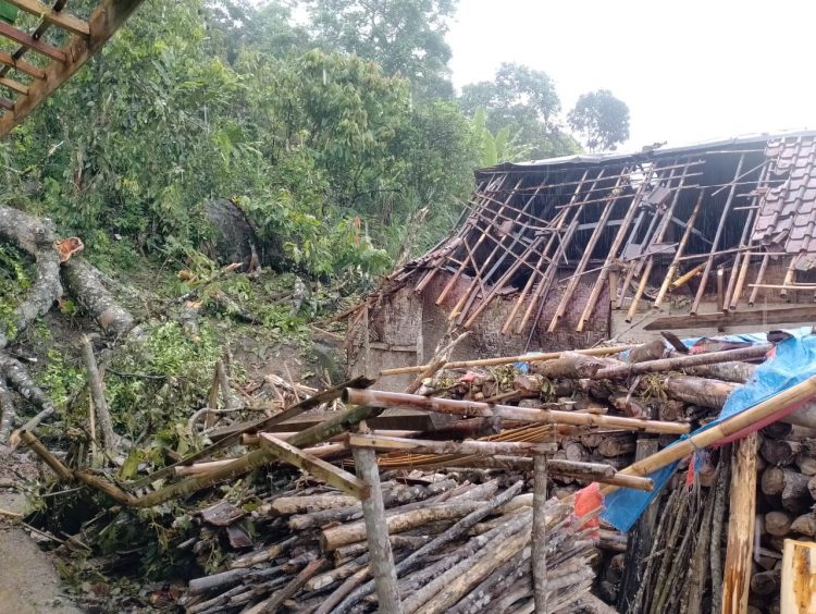 Kejadian Angin Puting beliung Di Sertai Badai Besar Terjadi Di Desa Cibarani Pada Siang Hari