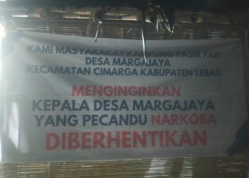 Hampir 15 kampung Memasang Spanduk Bertuliskan Berhentikan Kepala Desa maragajaya Diduga Pecandu Narkoba
