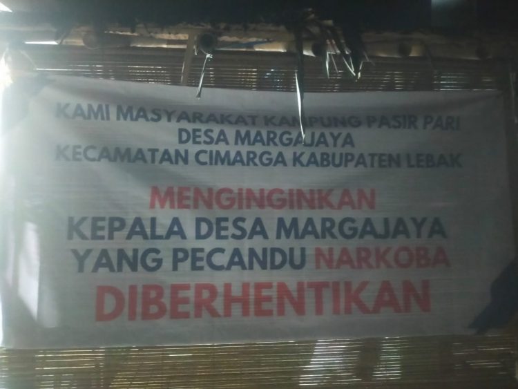 Hampir 15 kampung Memasang Spanduk Bertuliskan Berhentikan Kepala Desa maragajaya Diduga Pecandu Narkoba