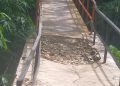 Belum Genap Lima Bulan Dibangun, Jembatan Kampung Ciparay Desa Margajaya Sudah Amblas