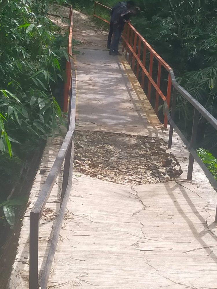 Belum Genap Lima Bulan Dibangun, Jembatan Kampung Ciparay Desa Margajaya Sudah Amblas