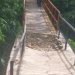 Belum Genap Lima Bulan Dibangun, Jembatan Kampung Ciparay Desa Margajaya Sudah Amblas