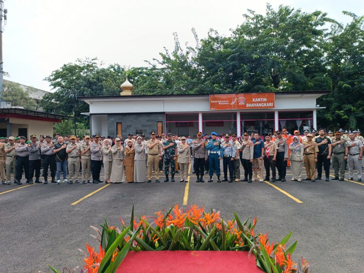 Kapolsek Kelapa Gading Gelar Apel Pasukan Ops Lilin Jaya 2024 untuk Pengamanan Malam Tahun Baru