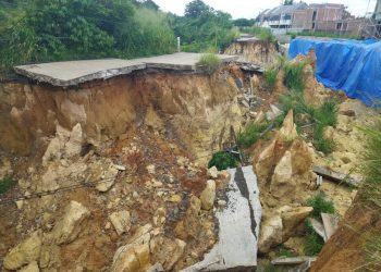 Masyarakat Kampung Rancahaur, Meminta Pemerintah Segera Perbaiki Jalan Alternatif Yang Longsor