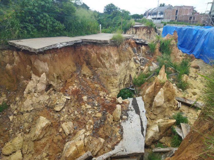 Masyarakat Kampung Rancahaur, Meminta Pemerintah Segera Perbaiki Jalan Alternatif Yang Longsor