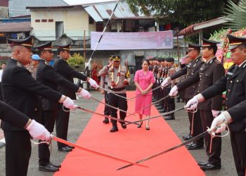 Polres Nias Selatan Sambut Kapolres Baru Dengan Tradisi Adat