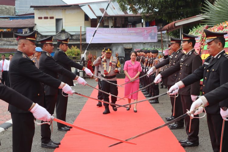 Polres Nias Selatan Sambut Kapolres Baru Dengan Tradisi Adat