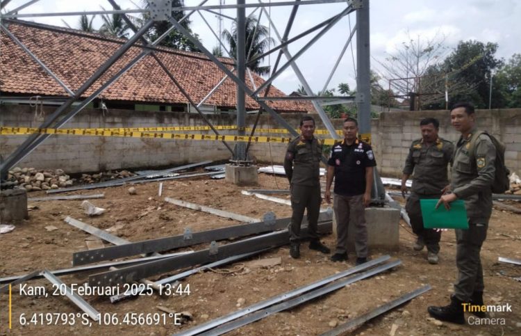 Satpol PP Kabupaten Bogor Segel Menara Telekomunikasi Tak Berizin di Wilayah Kecamatan Jasinga