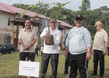 Pemko Gunungsitoli Canangkan Gerakan Jumat Bersih dan Penanaman Bibit Pohon