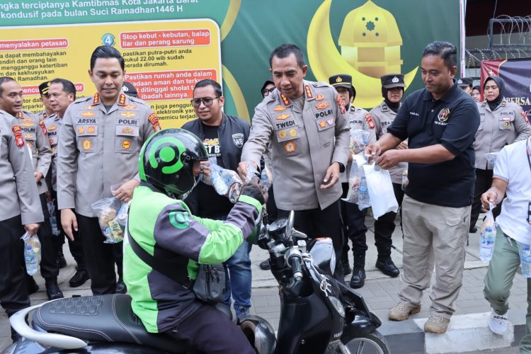 Bersama Insan Media, Polres Metro Jakarta Barat Tebar Kebaikan di Bulan Ramadhan dari berbagi Takjil Hingga Santuni Anak Yatim