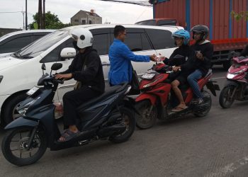 Hangatkan Ramadhan, Mahasiswa Unpam Kampus Serang Tebar Kebaikan dengan Berbagi Takjil