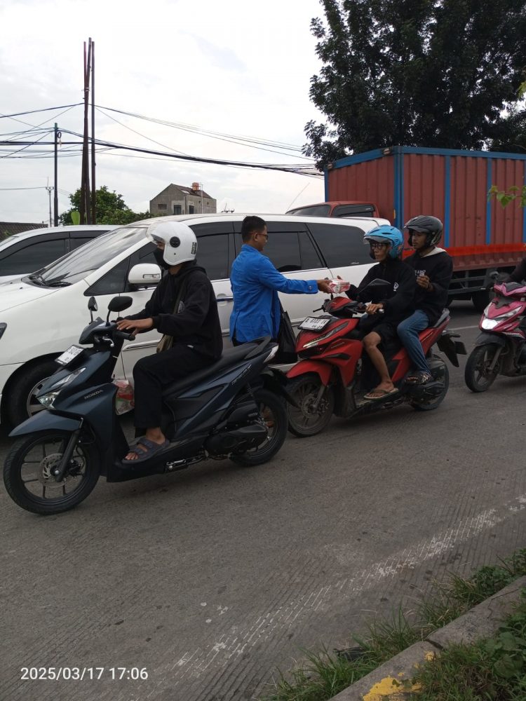 Hangatkan Ramadhan, Mahasiswa Unpam Kampus Serang Tebar Kebaikan dengan Berbagi Takjil
