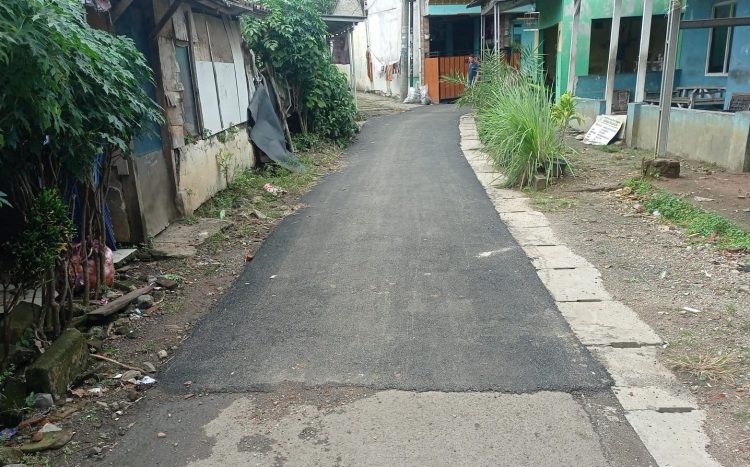 Hotmix di Samping SDN 03 Sukamulya Diduga Tak Sesuai Standar, Warga : Ketebalannya Tipis Banget Bro